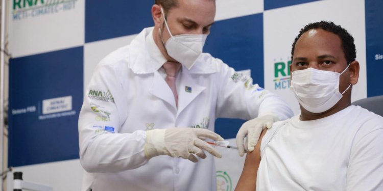Vacina brasileira contra a covid-19 é aplicada pela primeira vez