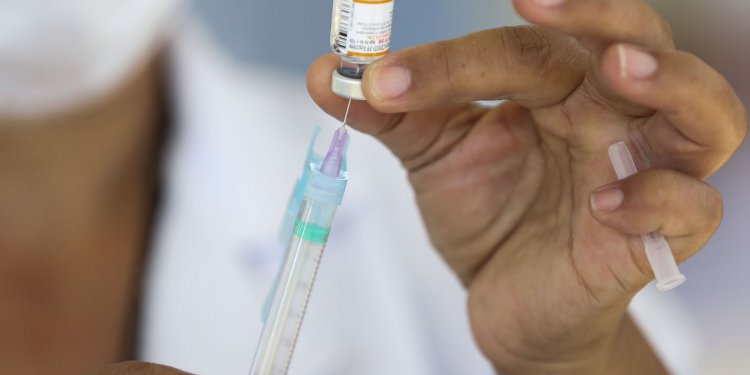 Em um ano de vacinação, quase 70% dos brasileiros já tomaram 2 doses