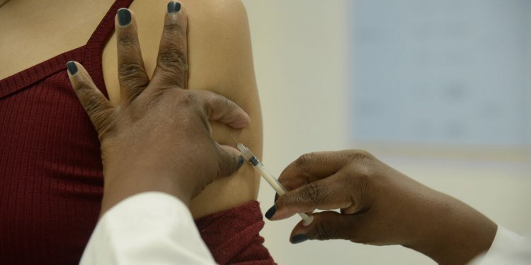 Número de casos de covid-19 chega a 27,5 milhões no Brasil