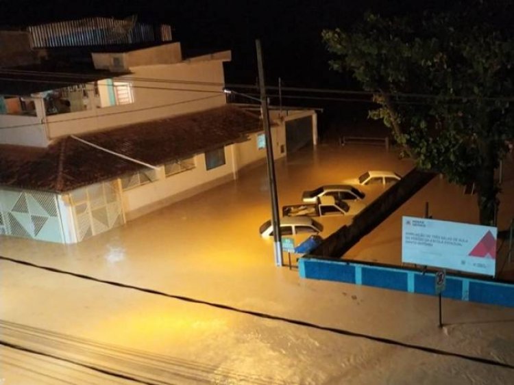 Rio Fubá subiu rapidamente e inunda várias ruas de Miraí
