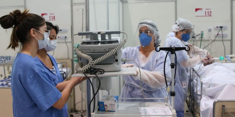 Ocupação de UTIs para covid-19 tende a cair pela primeira vez em 2022