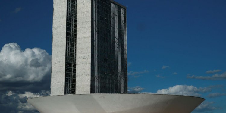 Câmara aprova PL que deixa SUS discordar da Anvisa no uso de remédios