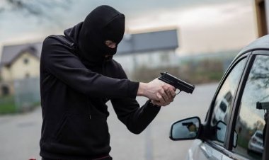 Dupla rouba veículo na estrada próximo a Piraúba