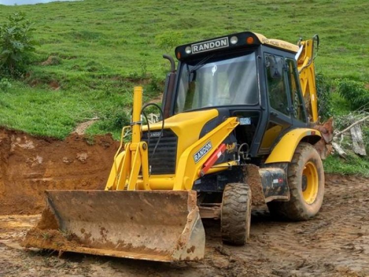 Retroescavadeira furtada dentro de almoxarifado da Prefeitura de Muriaé é localizada em Ubá