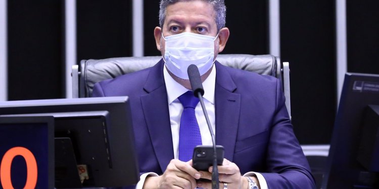 Lira suspende retorno presencial das atividades da Câmara