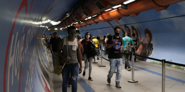 Covid-19: Brasil registra 29,3 milhões de casos e 654 mil mortes