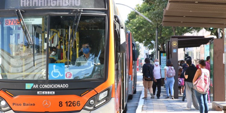 Uso de máscara deixa de ser exigido em locais fechados de São Paulo
