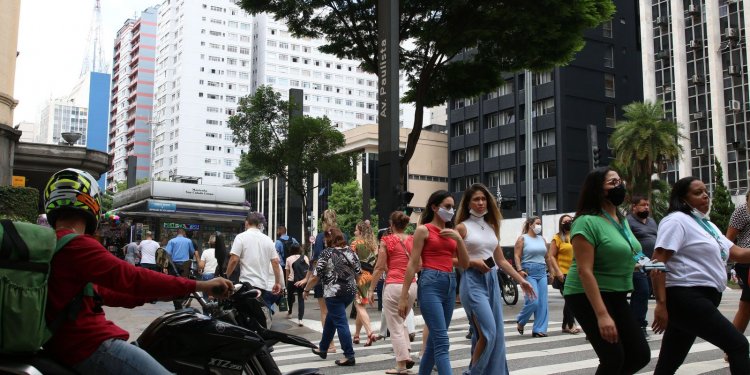 Covid-19: Brasil tem 29,9 milhões de casos e 659,7 mil mortes