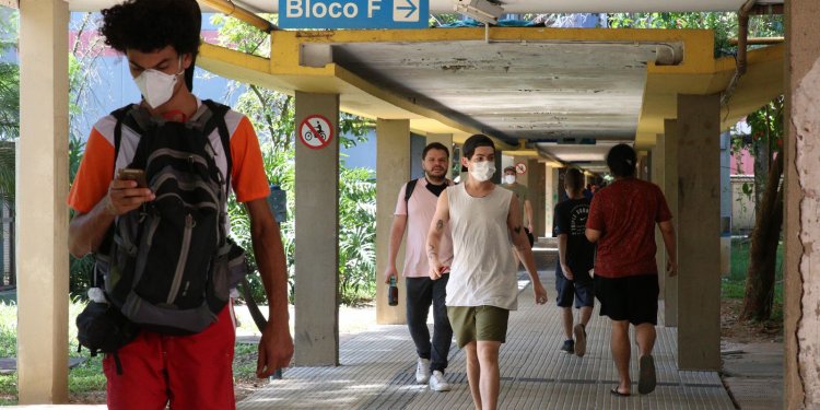 Após pandemia, calouros da USP se encontram no campus pela 1ª vez