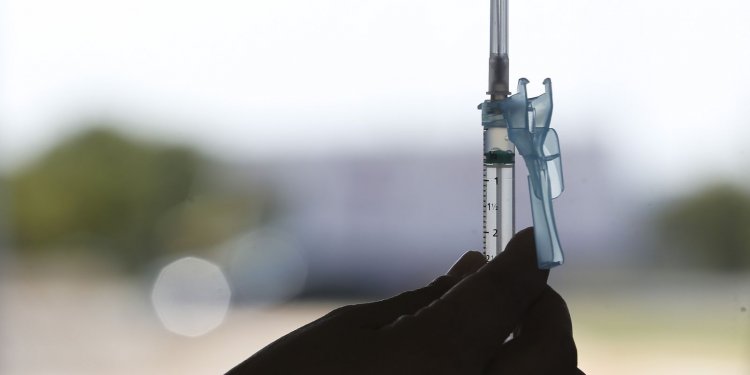 Fiocruz mostra importância da dose de reforço para combater covid-19