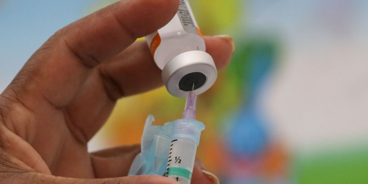 Covid-19: prefeito do Rio quer quarta dose para maiores de 60 anos