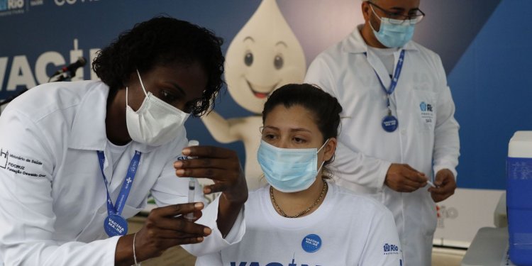Mortes por covid-19 caem 77,3% no estado do Rio