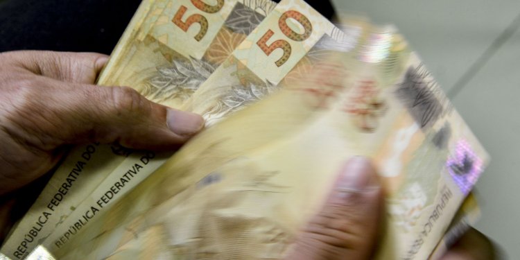 Câmara aprova MP que define salário mínimo em R$ 1.212