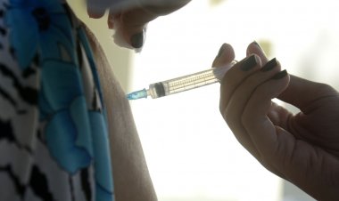 Covid-19: Rio aplica quarta dose da vacina em trabalhadores