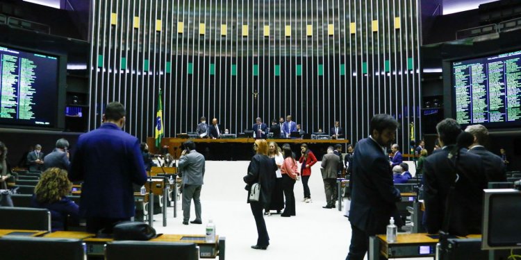 Câmara aprova em 1º turno PEC do piso salarial para enfermagem