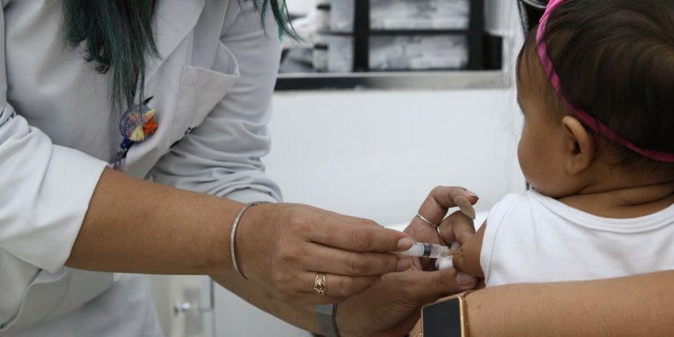 Vacinação infantil: campanha mira poliomielite e outras doenças