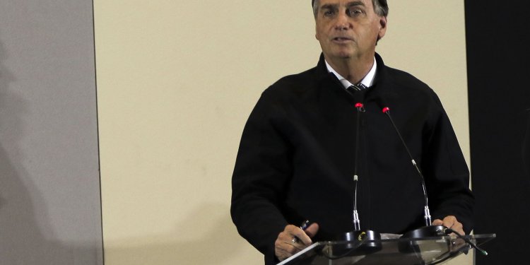 Bolsonaro promete manter zerados impostos federais de combustíveis