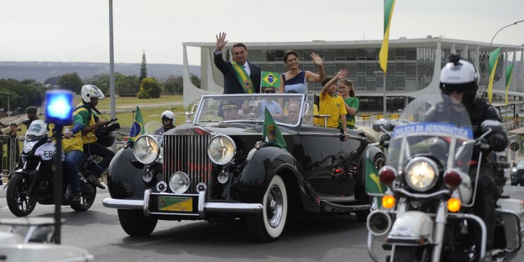 Bolsonaro diz que Brasil ressurge com economia mais pujante