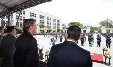 Presidente Bolsonaro participa de formatura de cadetes na Aman