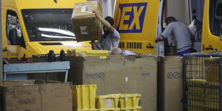 Governo eleito deve suspender processo de privatização dos Correios