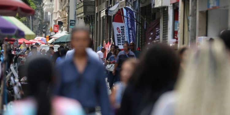 Casos de covid-19 seguem em tendência de alta no Rio de Janeiro