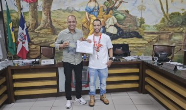 Câmara Municipal de Ubá homenageia Rosalvo Arantes Júnior por sua trajetória de superação e ativismo em prol da causa Parkinson