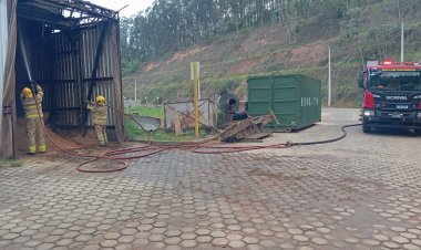 Bombeiros: Incêndio em silo de armazenagem em indústria de móveis em Ubá