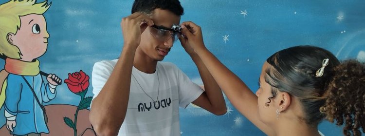 Estudantes da Escola Estadual Frei Eustáquio desenvolvem óculos com sensor para auxiliar pessoas com deficiência visual