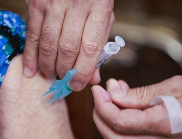 Ubá intensifica vacinação antitetânica para pessoas que tiveram contato com água e lama após enchente