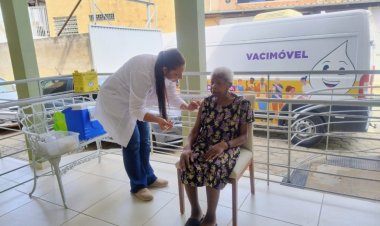 Idosas do Lar João de Freitas recebem as primeiras doses da vacina contra a gripe em Ubá